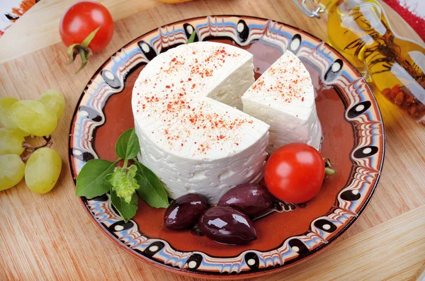 Formaggi Latte Pecora Olive Nere Olio Oliva Pomodoro Rosso Basilico — Foto Stock