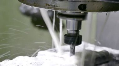 Metal işleme makine bölümünde / Metal bilgisayar hassasiyetle modern bir makine ile işleme