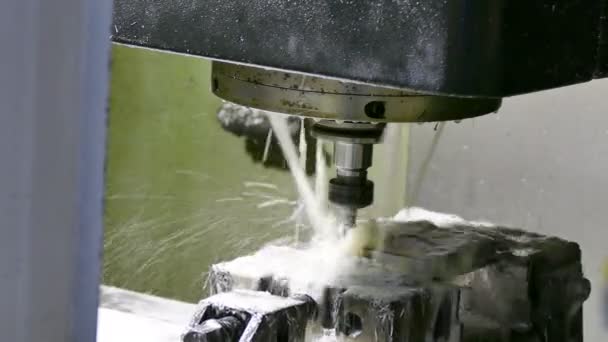 Bearbeitung Von Metallteilen Metallbearbeitung Mit Einer Modernen Maschine Mit Computerpräzision — Stockvideo