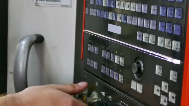Kontrollpanel Metallarbeidsmaskin Operatør Maskinen Metallbearbeiding Kontrollerer Parametrene Kontrollpanelet – stockvideo