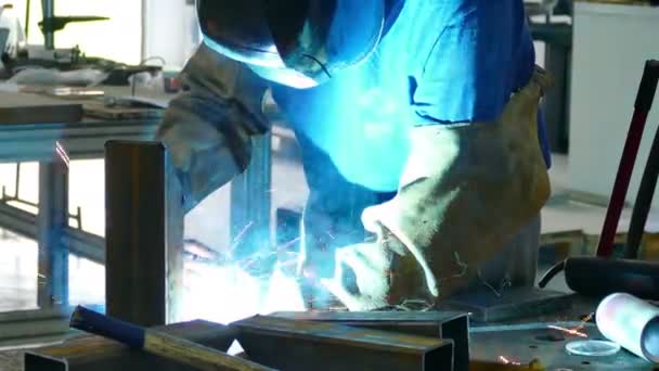 焊工中金属零件的焊接在车间内进行金属结构的气体焊接 — 图库视频影像