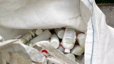 Beçkerek; Sırbistan; 07/01/2018. Özel donanımlı işçi ambalaj güvenli bertarafı pestisit ve herbisit güvenli çanta Tarım için gerçekleştirmek