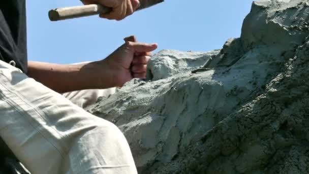 Scultore Pietra Lavorata Con Uno Scalpello Martello Scultore Sta Lavorando — Video Stock