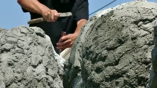Stone Mason Skapar Ett Monument Skulptör Arbetar För Att Skapa — Stockvideo