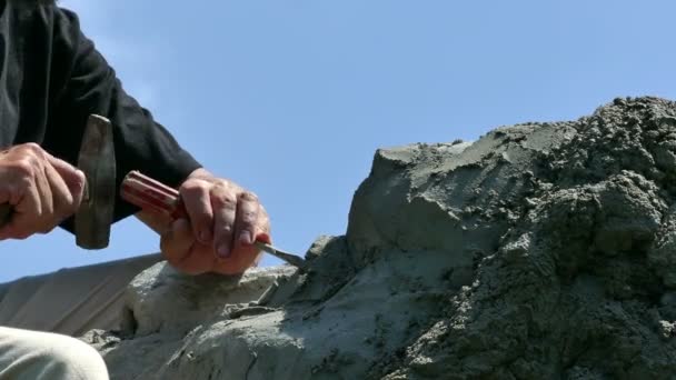 Geschickte Hände Des Bildhauers Bildhauers Arbeiten Einem Grandiosen Monument — Stockvideo