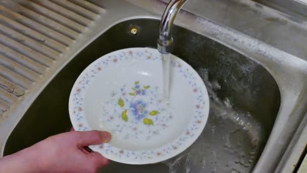 Piszkos Víz Folyik Csapból Piszkos Víz Folyik Csaptelep Esik Étel — Stock videók