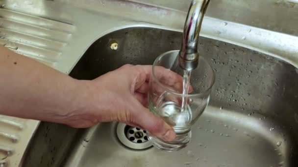 Kaca Penuh Dengan Air Kotor Kaca Penuh Air Kotor Mengalir — Stok Video