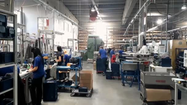 Zrenjanin Serbia 2018 Lavoratori Nella Produzione Parti Meccaniche Fabbrica Produzione — Video Stock