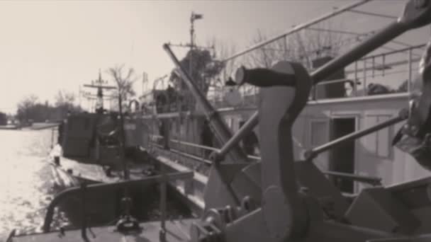 塞尔维亚 2011 停泊在军事基地的河流舰队的军舰 当代视频处理看起来像一个旧的档案镜头 — 图库视频影像