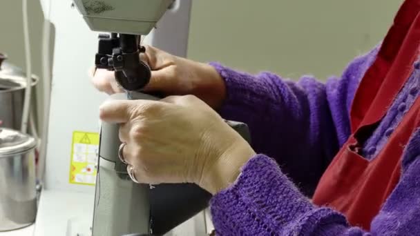Dikiş Makinesi Için Işçi Çalışan Dikiş Makinesi Dikiş Ayakkabı Imalatı — Stok video