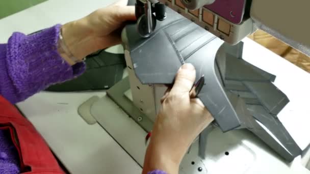 ミシンのための労働者 ミシンのための労働者は 靴の製造のための革の部分を縫う — ストック動画