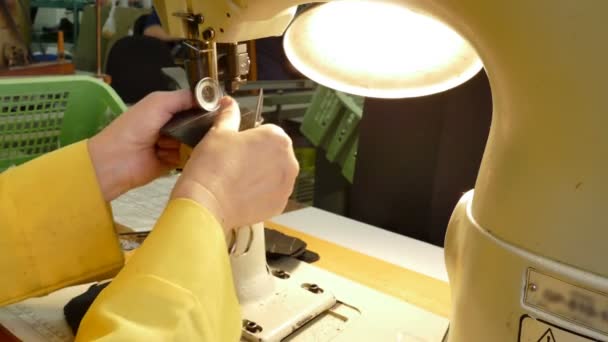 靴用革を縫うミシンのための労働者は 靴の製造のための革の部分を縫う — ストック動画