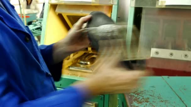 Arbeiter Der Schuhfabrik Produktionslinie Zum Kleben Und Veredeln Von Schuhen — Stockvideo