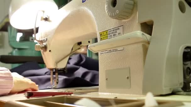 Roupa Costura Fábrica Trabalhador Para Máquina Costura Costurar Peças Terno — Vídeo de Stock