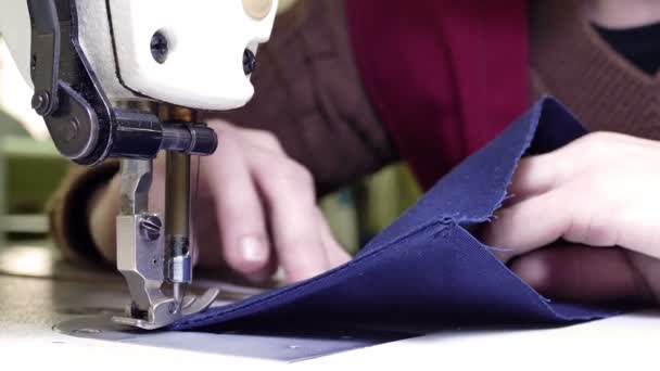 Trabalho Para Máquina Costura Trabalhador Para Máquina Costura Costurar Peças — Vídeo de Stock