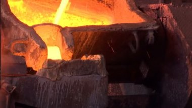 Dökme bakır imalatı / bakır cevher döküm işleme, sıvı metal kalıplara dökülür