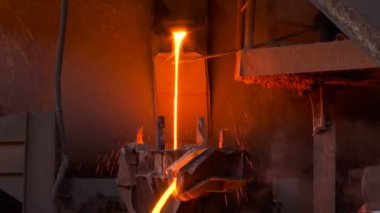 Sıvı Metal Döküm / bakır cevher döküm işleme, sıvı metal kalıplara dökülür