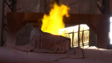 Alev bakır dökümcü / bakır cevher döküm işleme, sıvı metal kalıplara dökülür