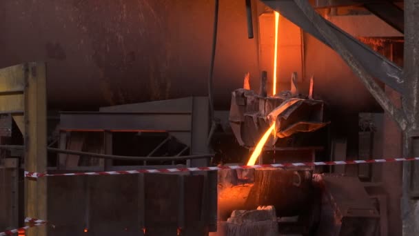 铜铸造厂 加工铜矿在铸造厂 液态金属倒入模具 — 图库视频影像