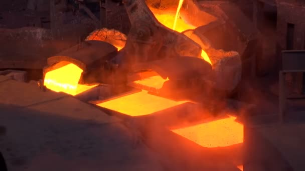 Fundición Cobre Procesamiento Mineral Cobre Fundición Metal Líquido Vierte Moldes — Vídeo de stock