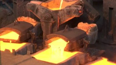 Parlayan sıvı Metal Döküm / bakır cevher döküm işleme, sıvı metal kalıplara dökülür