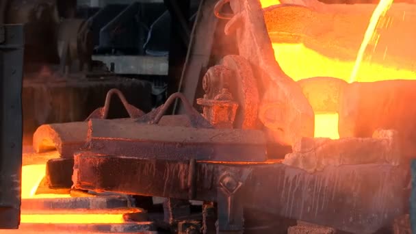 Metallgießerei Verarbeitung Von Kupfererz Der Gießerei Flüssiges Metall Wird Formen — Stockvideo