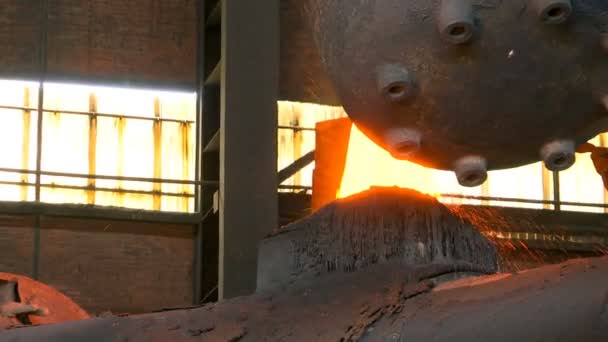 高炉熔炼液体铜 铸造厂铜矿加工 将液态金属倒入模具中 — 图库视频影像