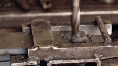 Metal Plakanın Yakın Çekimde Delinme / Yatay sondaj makinesi ile metal profillerin delinme