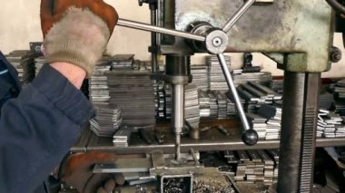 Yatay sondaj makinesinde çalışan İşçi / Yatay sondaj makinesi ile metal profillerinin delinmesi