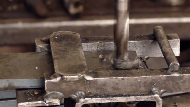 Bohren Der Metallplatte Nahaufnahme Bohren Von Metallprofilen Mit Horizontalbohrmaschine — Stockvideo