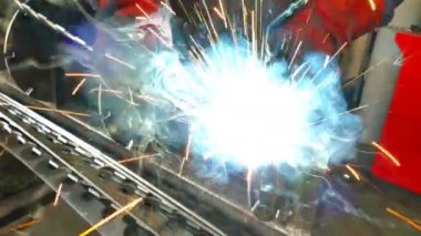 Kaynak Metal Yapıların Kıvılcım / Metal endüstrisinde çelik parçaların kaynak