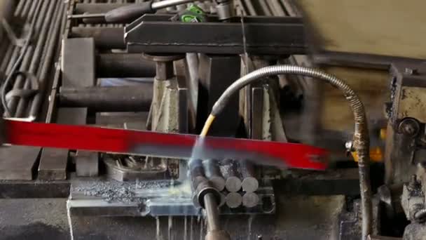 Metalen Staaf Wordt Gesneden Door Swivel Metal Snij Band Saw — Stockvideo