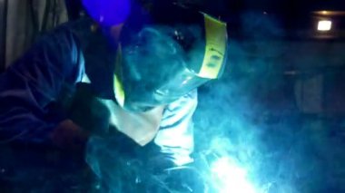 Metal endüstrisinde çelik parçaları fabrikasında kaynakçılık yapıyor.