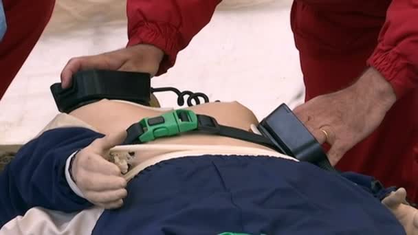 Hlr Med Defibrillator Räddningspersonal Använder Defibrillatorn För Hlr Träning — Stockvideo