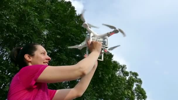 Vacker Kvinna Lanserar Drone Video Montage Drone Tar Från Kvinnans — Stockvideo