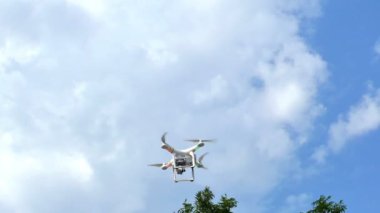 Drone Güzel Bir Kadının Elinde İniyor - 4k video montajı / Drone kadının elinden iniyor . Bir video çekiminde montaj beş video klipleri