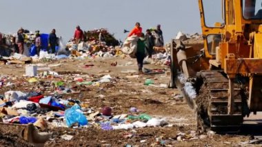 Zrenjanin; Sırbistan; 30.06.2019.Şehir çöpsahasında ki çöplerin bertaraf edilmesi ve çöplerin içinden geçen ler