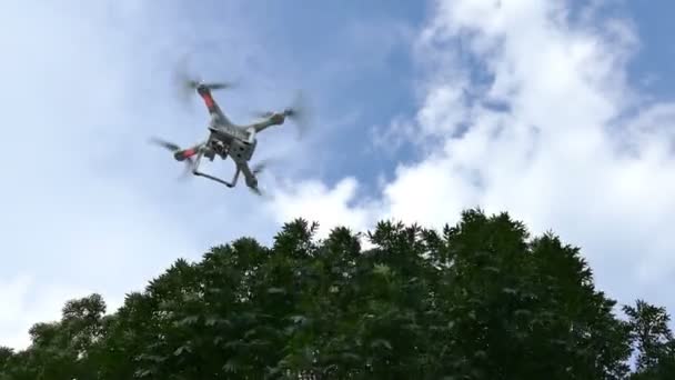 Drone Está Volando Hacia Cielo Vuelo Cuatro Helicópteros Las Nubes — Vídeos de Stock