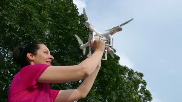 Drone Tar Drone Tar Från Kvinnans Händer Till Himlen — Stockvideo