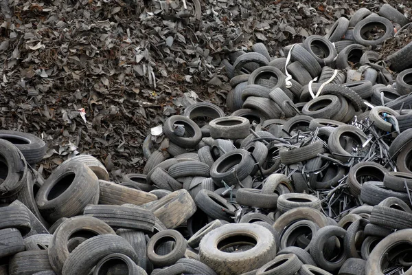 轮胎回收厂 准备到工厂回收的轮胎堆 — 图库照片