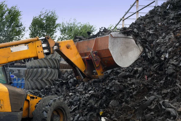 Lastik Geri Dönüşüm Tesisi / Fabrikada geri dönüşüm için hazırlanan lastik yığını