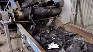 Kauçuk geri dönüşüm fabrikası / Geri dönüşüm lastikleri kesilmiş parçaları ile Konveyör bant