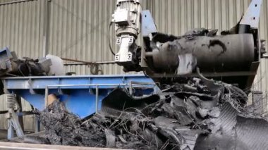 Geri dönüşüm lastikleri kesilmiş parçaları ile işleme / Konveyör bant için hammadde olarak geri dönüşümlü lastikler