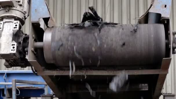 Cięcie Opon Procesie Recyklingu Przenośnik Taśmowy Kawałkami Recyklingu Opon — Wideo stockowe
