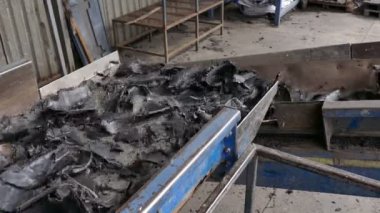 Fabrika Hattı Geri Dönüşüm Süreci / Taşıyıcı kayışında kesilmiş lastik parçaları