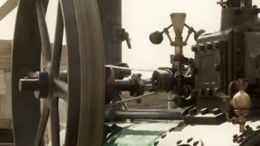 Piston Buhar Motorları Parça / Buhar Motoru, 19. yüzyılın sonlarında ve 20. yüzyılın başlarında tarım sektöründe iş bariyerlerinde kullanıldı.