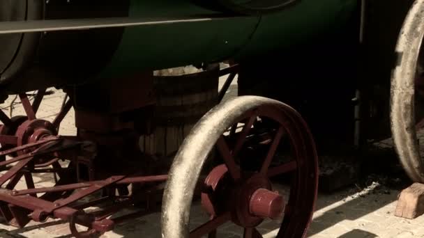 蒸汽机作为历史的一部分 蒸汽机在19世纪末和20世纪初被用作农业工作中的稻谷动力 — 图库视频影像