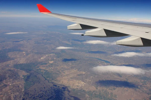 bulutlar ve gökyüzü A görünümü Dünya'dan fazla 11.000 metre yerden uçak penceresinden ve bulutlar arasında.
