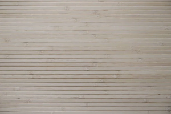 Duvara yapıştırılan bir bambu hasır daha fazla yüklemeleri için iyi bir fırsat verir.