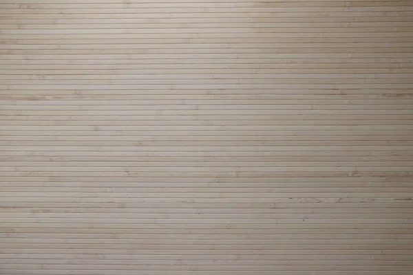 Duvara yapıştırılan bir bambu hasır daha fazla yüklemeleri için iyi bir fırsat verir.